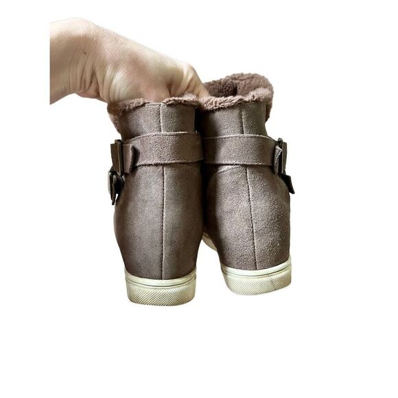 Blondo Geneva Womens 8.5 Ankle Boot Waterproof Taupe Suede Hidden Wedge Faux Fur - Picture 4 of 15